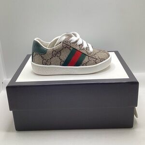 Gucci lace up infant sneakers. Size 20. (US 5)
